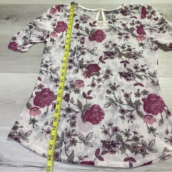 Sheer Mesh Floral Short Sleeve Fitted Top, Estimated Size Medium - Picture 7 of 8